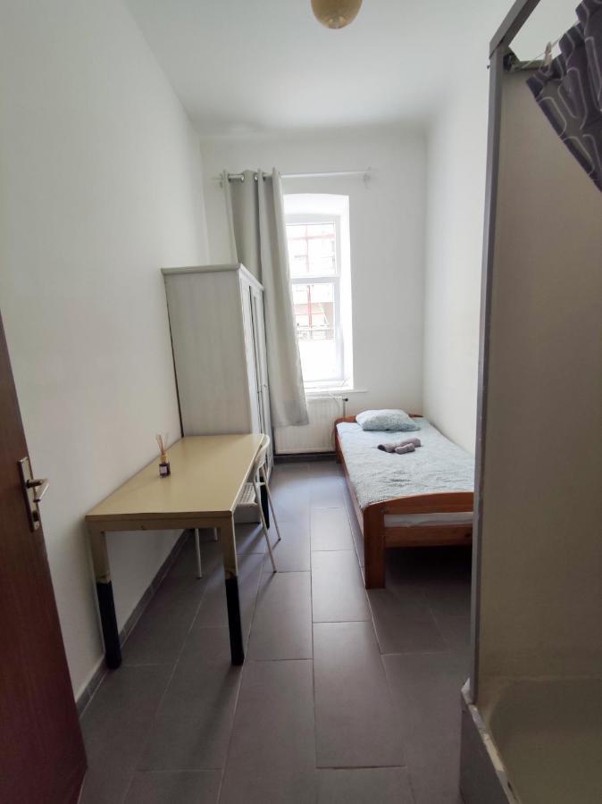 Room With Privat Shower In 3 Rooms Apartment ウィーン エクステリア 写真