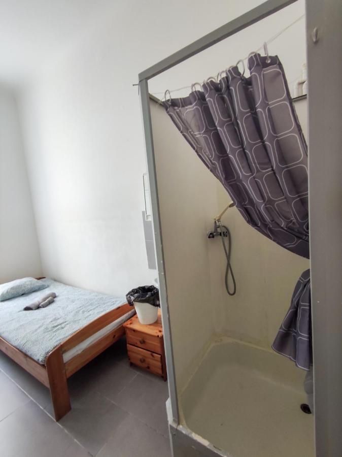 Room With Privat Shower In 3 Rooms Apartment ウィーン エクステリア 写真